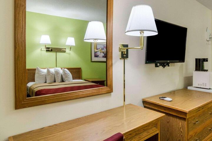 1 Queen Bed (9 of 19)