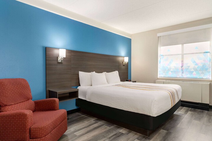 1 King Bed 1 Bedroom Executive Room (2 of 18)