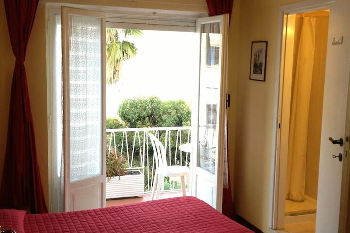 Room 10 of 30