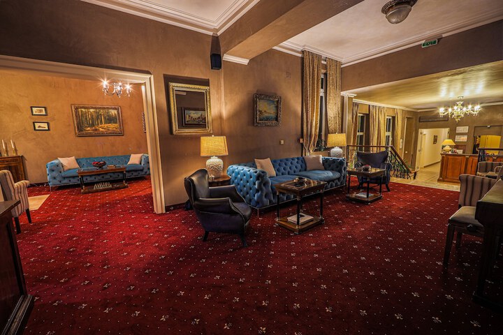 Lounge 24 of 32