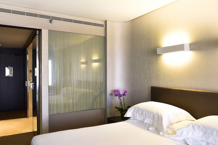 Room 15 of 106