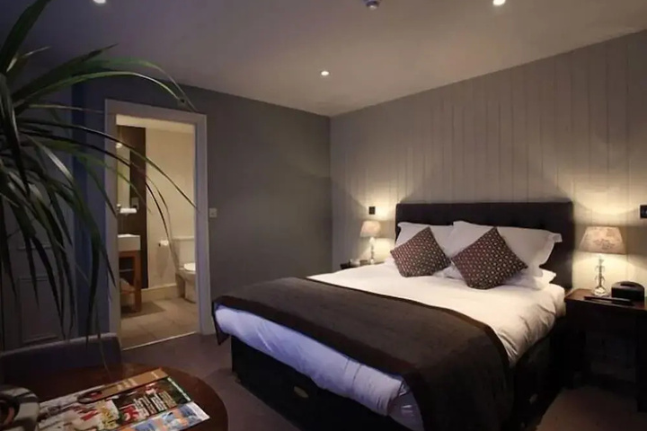 Room 4 of 6