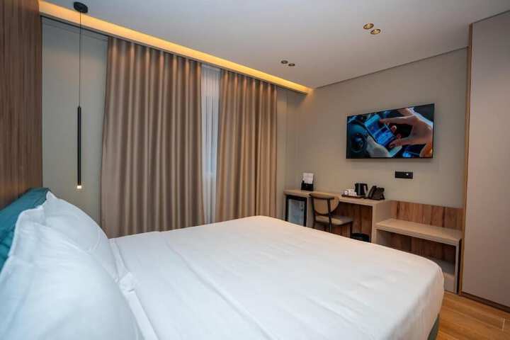 Room 4 of 77