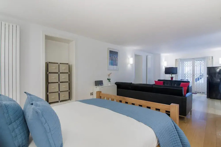 Room 5 of 16