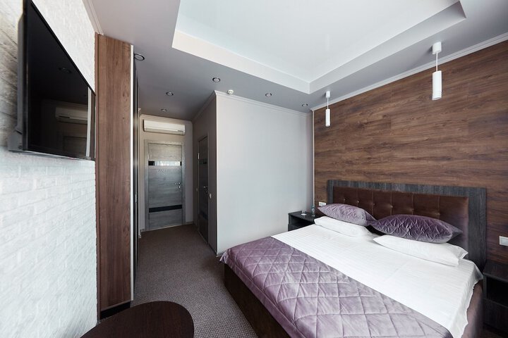 Room 27 of 33
