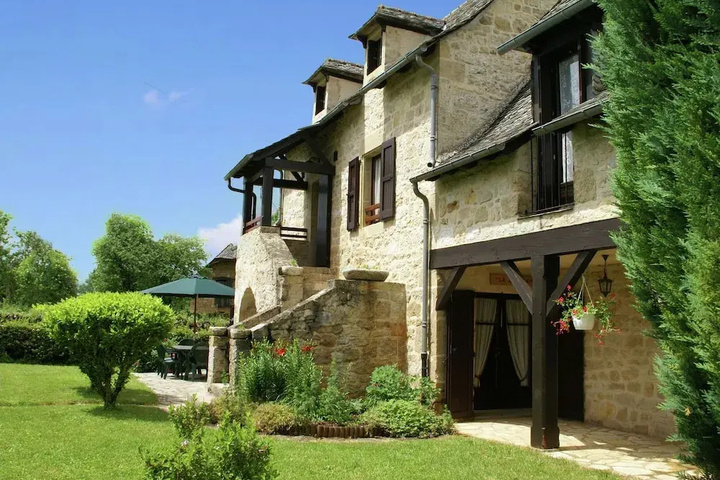 Vintage Holiday Home in Muret-le-château With Garden