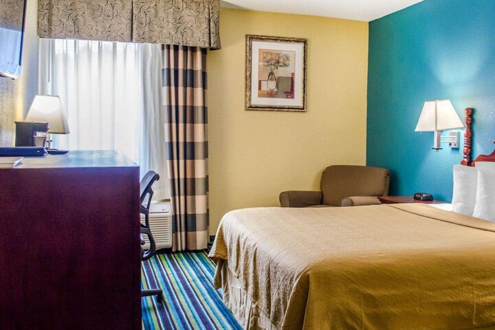 1 Queen Bed Accessible (4 of 11)