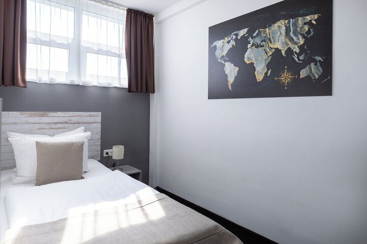 Room 2 of 62