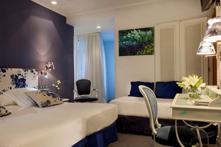 Room 32 of 76