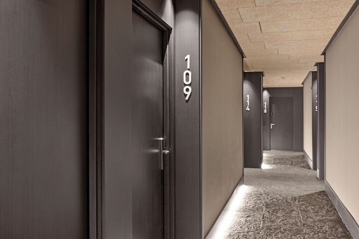 Ballroom/Hall 34 of 35