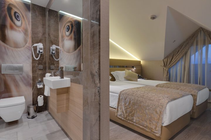 Room 14 of 69