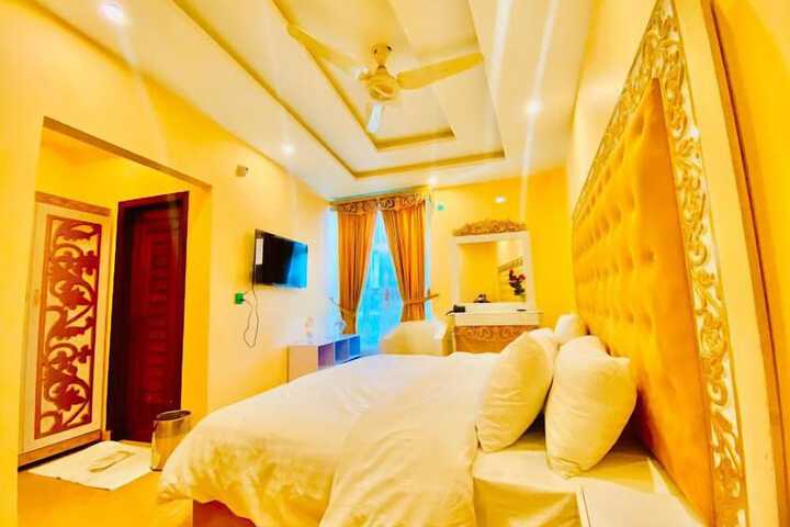 Room 4 of 14