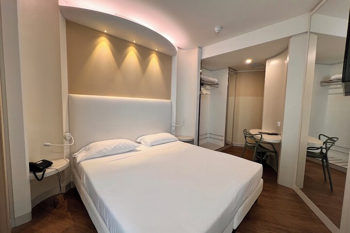 Room 16 of 52