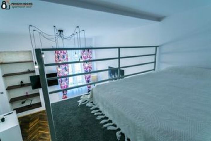 Room 32 of 177