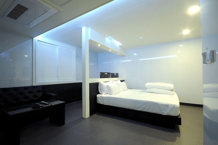 Room 12 of 36