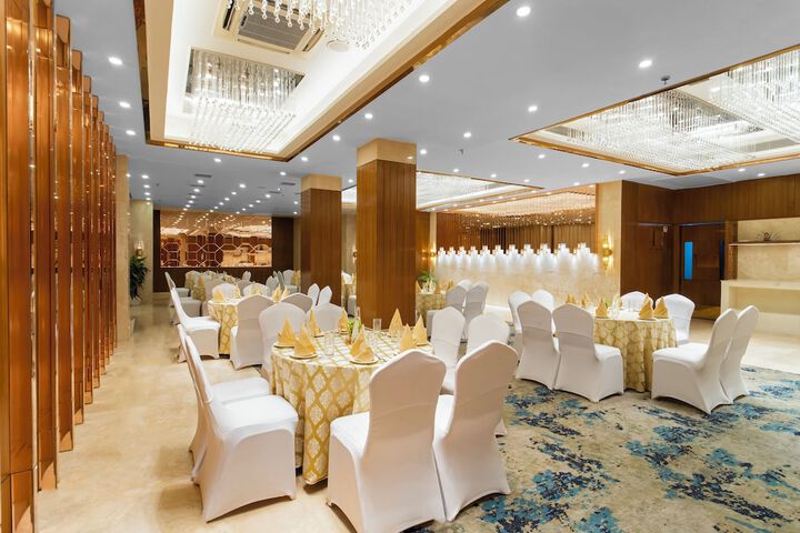 Ballroom/Hall 64 of 73