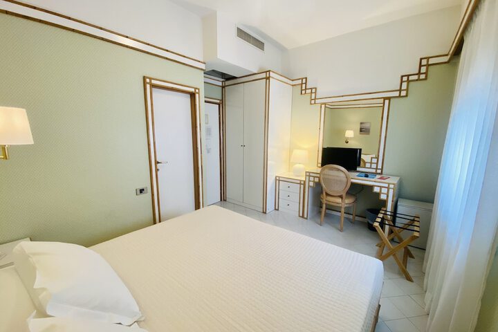 Room 4 of 17