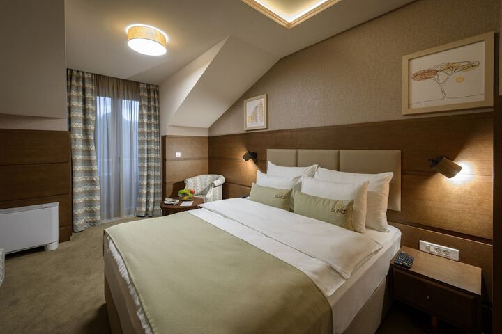 Room 34 of 102