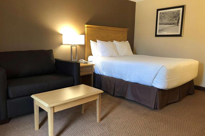 1 Queen Bed High Speed Internet Accessible Sofa Bed Coffee Maker Iron and Ironing Board (19 of 63)