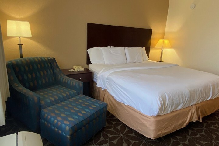 1 King Bed (5 of 16)