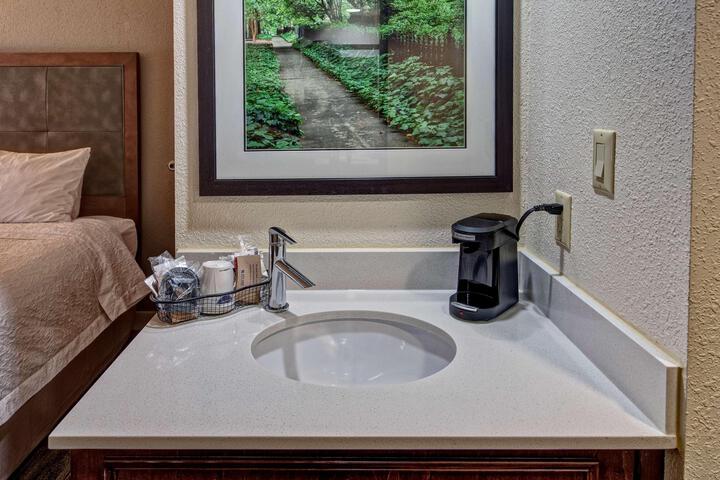 1 King Mobility Hearing Accessible with Tub (7 of 12)