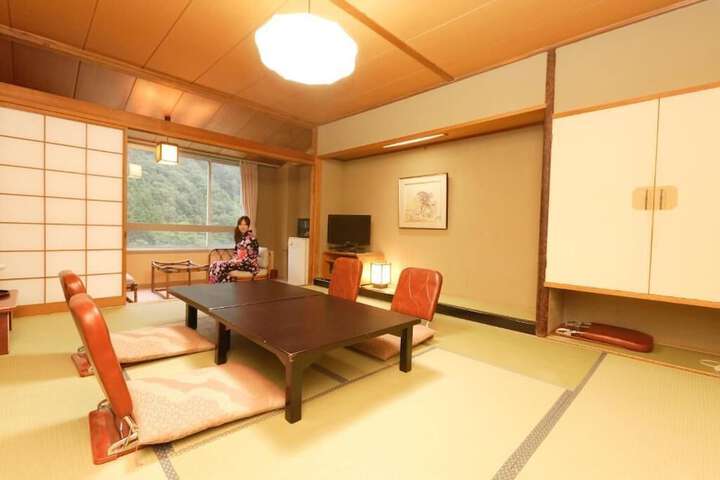 Room 3 of 48