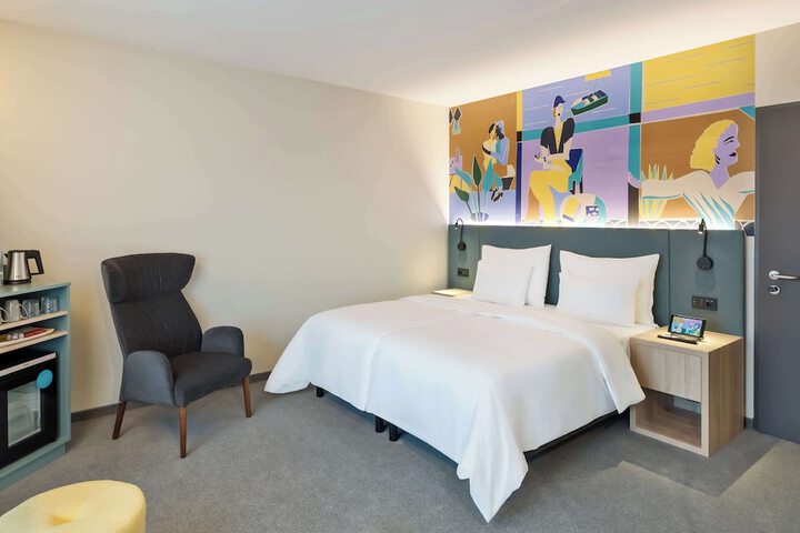 Room 32 of 100