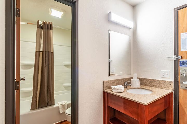 1 Queen Bed Mobility Accessible Tub (6 of 15)