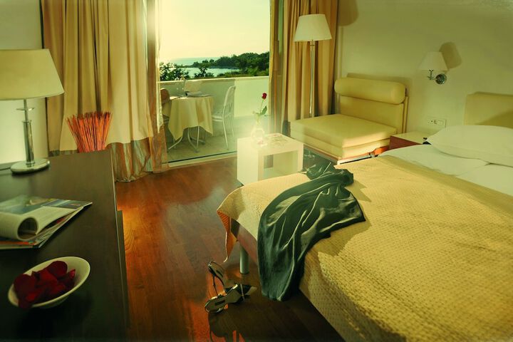 Room 13 of 38
