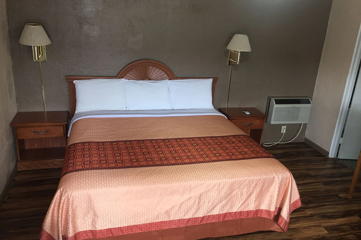 Room 6 of 8