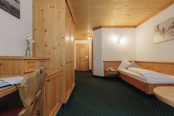 Room 5 of 27