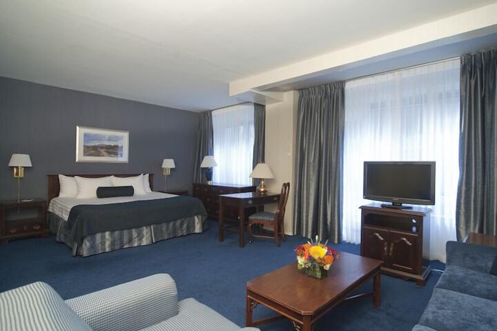 Room 4 of 12