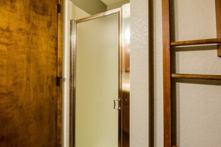 Room 6 of 28