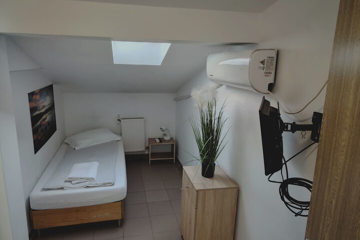 Room 53 of 109