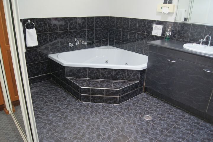 Jetted tub