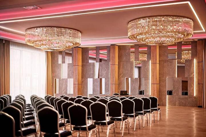 Ballroom/Hall 40 of 44