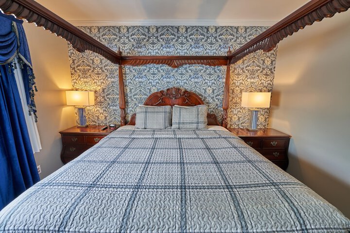 Deluxe King Bed (5 of 39)