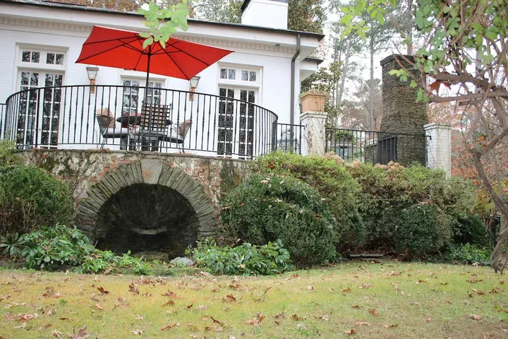 Exterior of Buckhead 1891 by Homecomfortstay