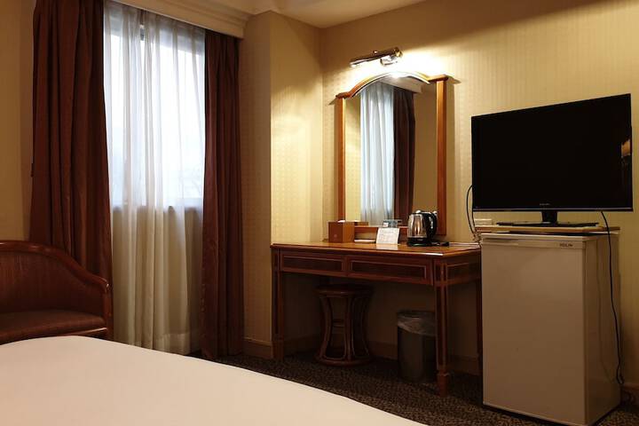 Room 13 of 30