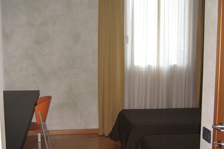 Room 10 of 83
