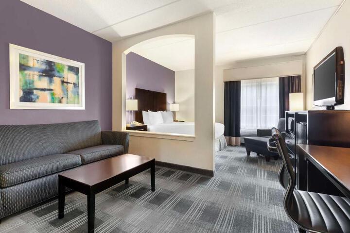 1 King Bed Sitting Area Work Desk Microwave and Refrigerator Full Breakfast (1 of 10)
