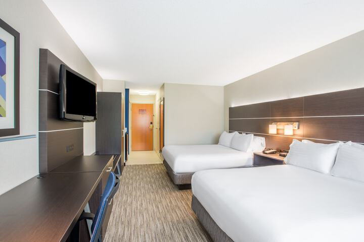 2 Queen Beds (12 of 14)