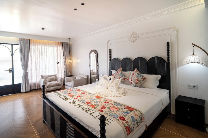 Room 6 of 19