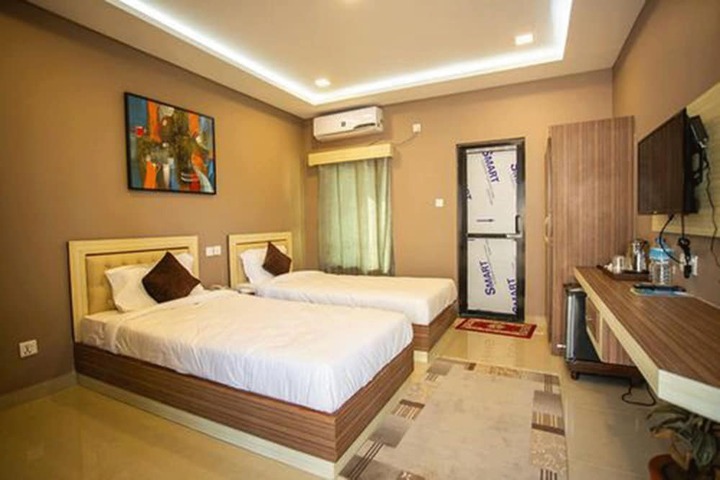 Room 6 of 11