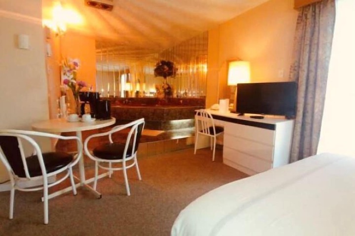 Room 8 of 38