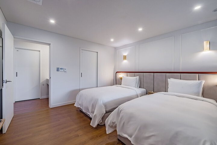 Room 28 of 144
