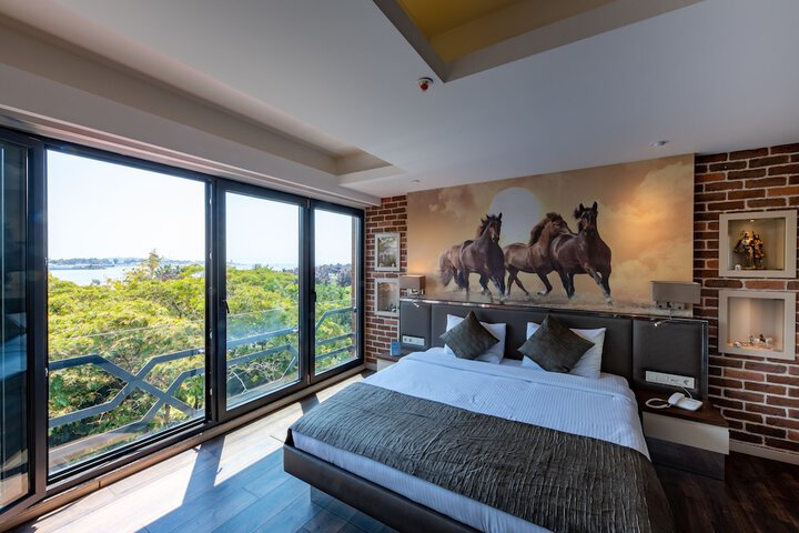 Room 9 of 43