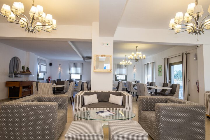 Lounge 60 of 83