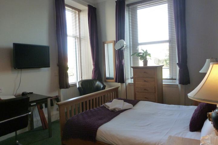 Room 4 of 37