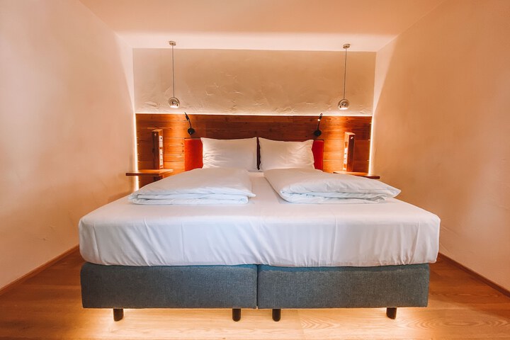 Room 4 of 64